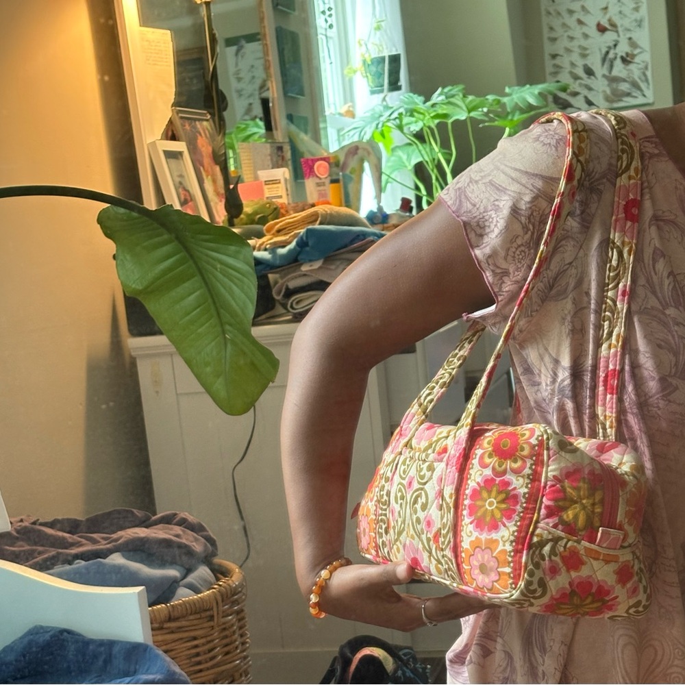 Vera Bradley Folkloric pink & green floral quilted shoulder bag! - Picture 3 of 4